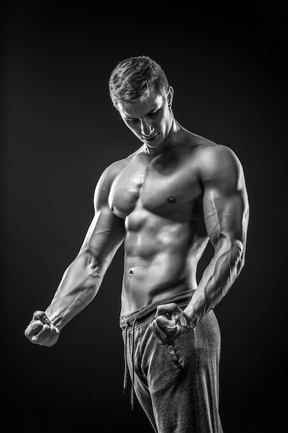 Immagine di un uomo molto muscoloso in posa con il torso nudo