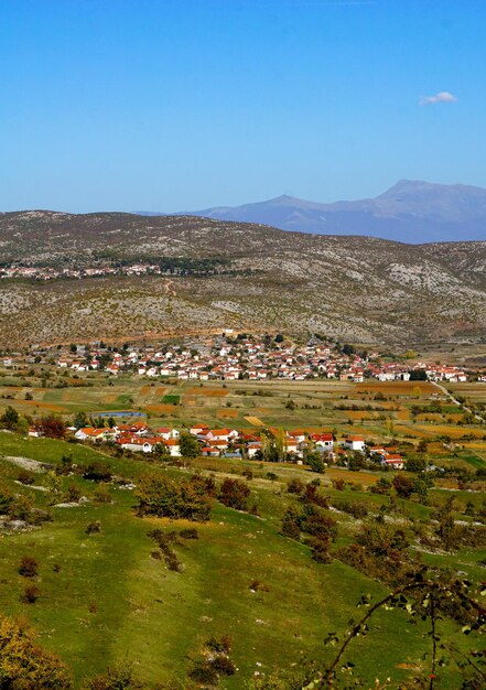 immagine di un villaggio sulle rive del lago Prespa nell'Albania orientale in autunno