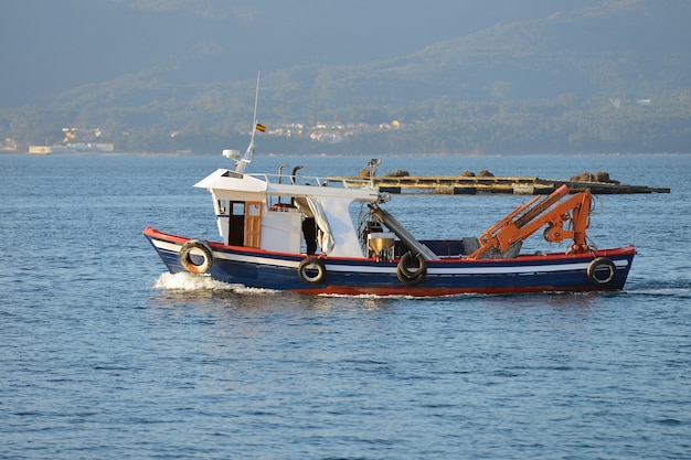 Immagine di una barca da pesca commerciale in mare