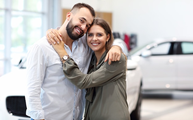 Immagine di una coppia adulta che sceglie una nuova auto nello showroom