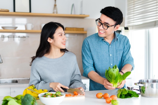 immagine di una coppia che cucina insieme