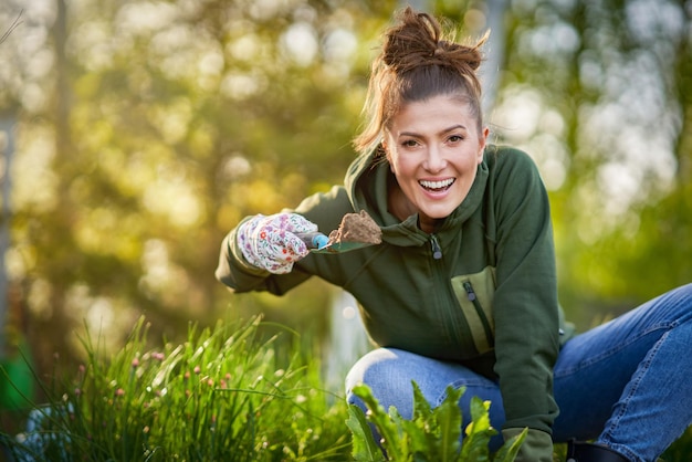 Immagine di una donna che lavora con gli strumenti in giardino