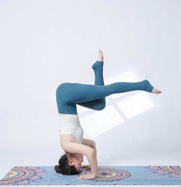 Immagine di una donna che pratica yoga bellissimi movimenti di yoga che pratica yoga a casa