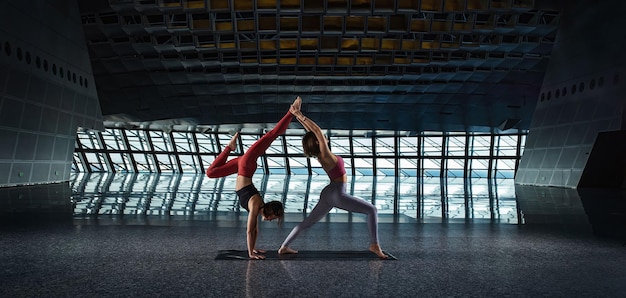 Immagine di una donna che pratica yoga bellissimi movimenti di yoga che pratica yoga a casa