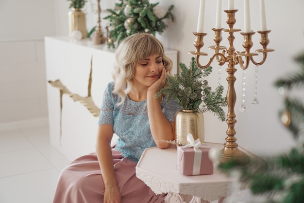 Immagine di una donna che sogna con una confezione regalo