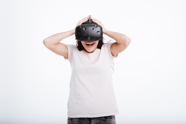 Immagine di una donna felice scioccata che indossa un dispositivo di realtà virtuale.