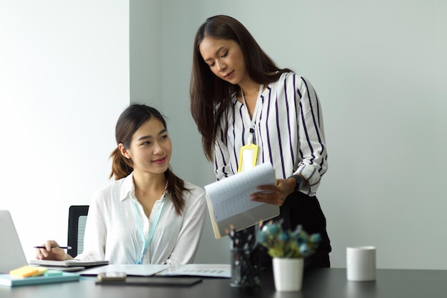 Immagine di una donna manager di successo che spiega la portata dei lavori al suo nuovo assistente in ufficio.