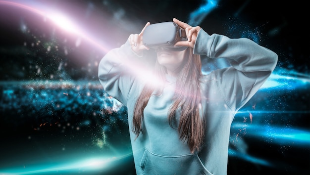 Immagine di una donna nella realtà virtuale. Occhiali VR