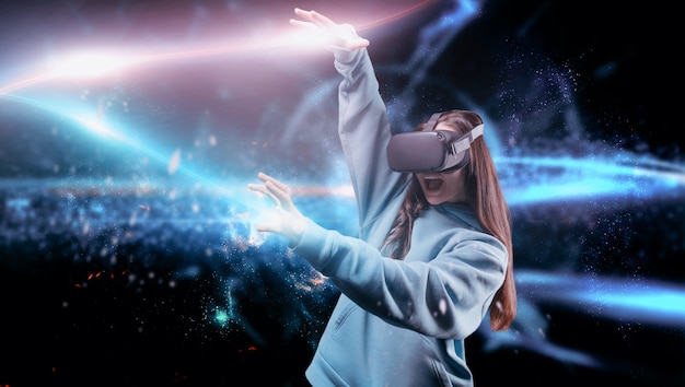 Immagine di una donna nella realtà virtuale. Occhiali VR