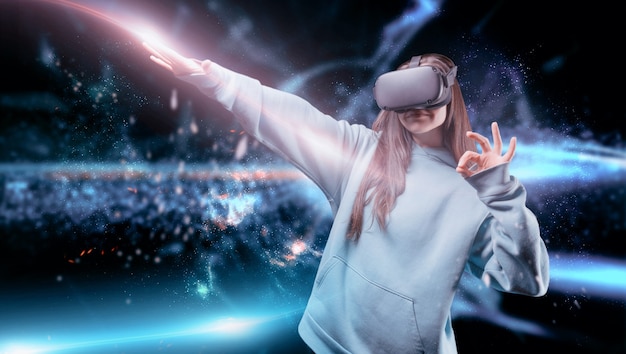 Immagine di una donna nella realtà virtuale. Occhiali VR