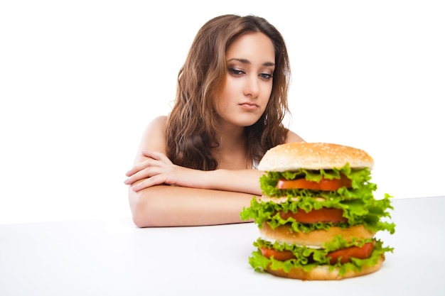 Immagine di una donna sana che rifiuta il cibo spazzatura isolato su sfondo bianco