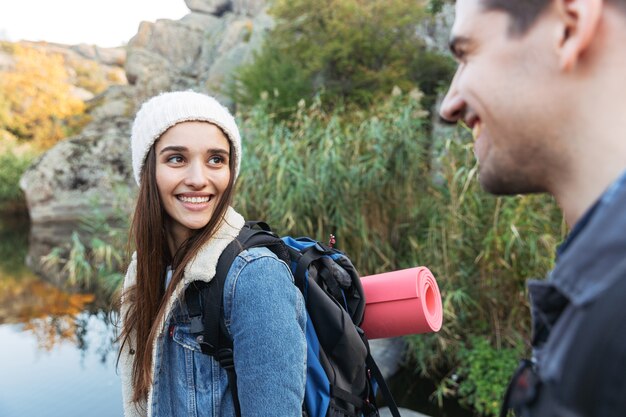 Immagine di una giovane coppia amorosa felice emotiva incredibile fuori in vacanza alternativa gratuita in campeggio sulle montagne.