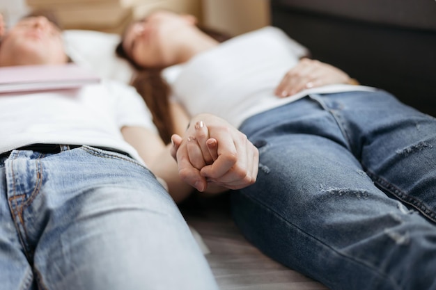 Immagine di una giovane coppia sdraiata sul pavimento in soggiorno.