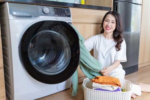 Immagine di una giovane donna asiatica che lava i panni