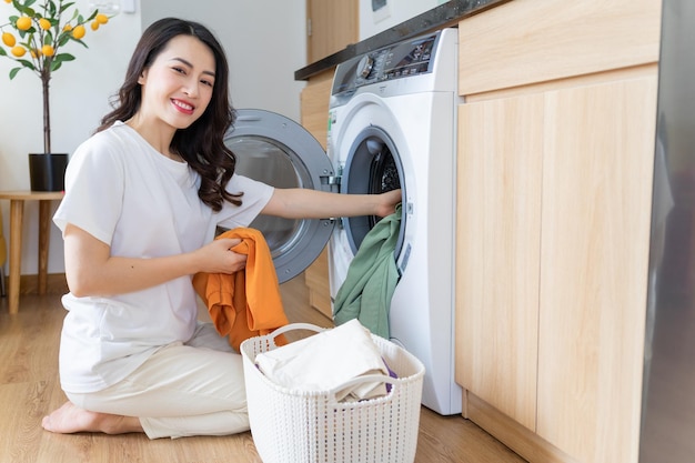 Immagine di una giovane donna asiatica che lava i panni