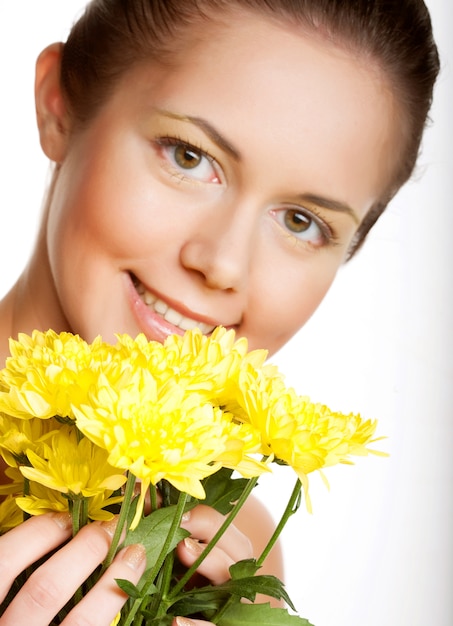 Immagine di una giovane donna con crisantemi gialli