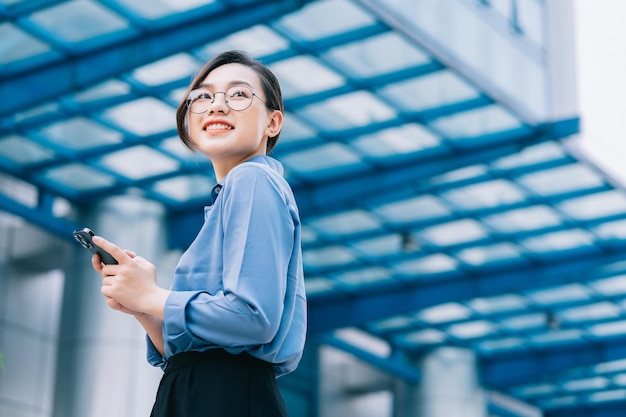 Immagine di una giovane donna d'affari asiatica all'esterno