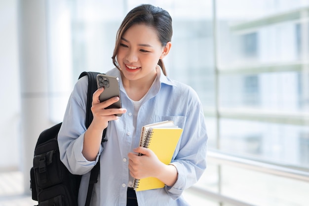 Immagine di una giovane studentessa asiatica a scuola