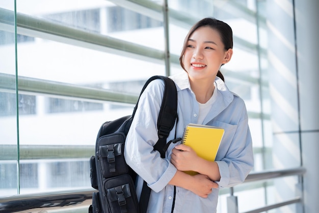 Immagine di una giovane studentessa asiatica a scuola