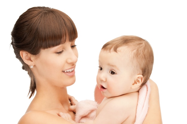 immagine di una madre felice con un bambino adorabile (concentrarsi sulla donna)