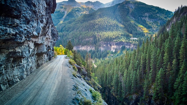 Immagine di una pericolosa strada sterrata nelle montagne rocciose sul bordo stretto di una scogliera nella valle delle montagne