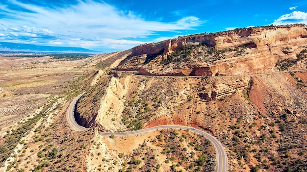 Immagine di una piccola strada che scolpisce attraverso la montagna nel deserto