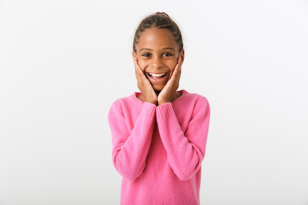 Immagine di una ragazza afroamericana che sorride e guarda la telecamera isolata su un muro bianco