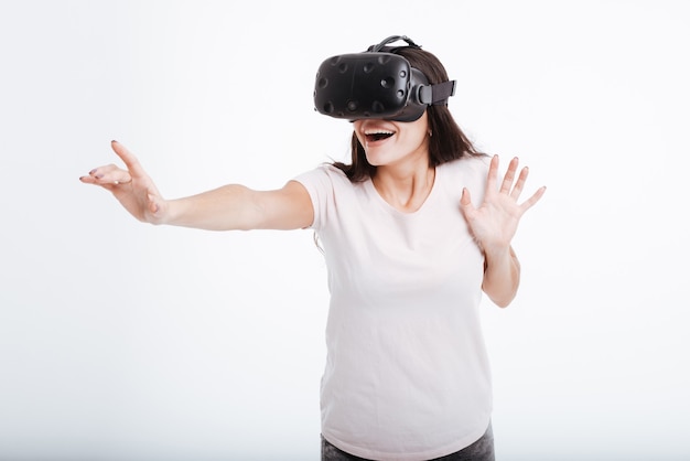 Immagine di una signora piuttosto allegra che indossa un dispositivo di realtà virtuale.
