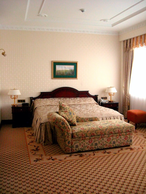 Immagine di una stanza confortevole con letto in un hotel