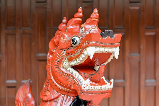Immagine di una statua di drago di legno tailandese classica