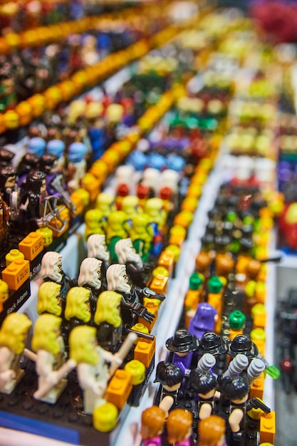Immagine di una vasta collezione di figurine LEGO in file ordinate come un esercito