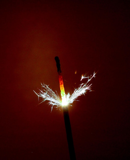 immagine di uno sparkler di partito su sfondo marrone scuro