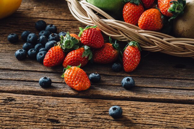 immagine di vari frutti sul tavolo di legno