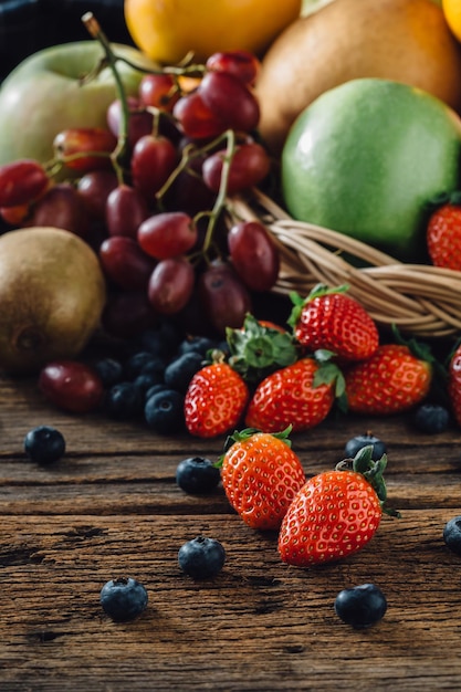 immagine di vari frutti sul tavolo di legno