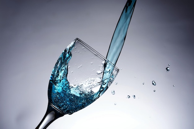 Immagine di versare acqua in un bicchiere