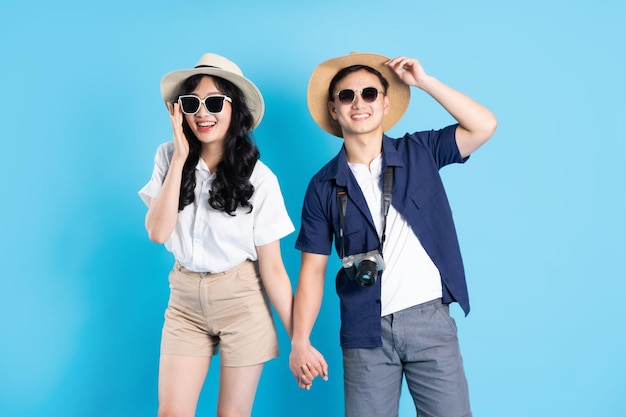 Immagine di viaggio delle coppie asiatiche isolata su sfondo blu