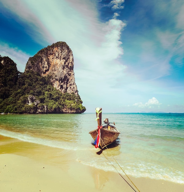 Immagine di viaggio stile hipster filtrata effetto retrò vintage della barca dalla coda lunga sulla spiaggia tropicale Krabi Thailandia