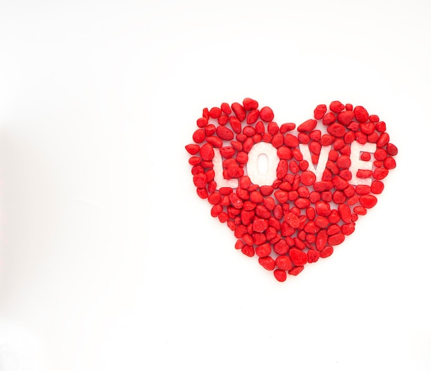 Immagine direttamente sopra a forma di cuore rosso su sfondo bianco