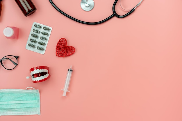 Immagine direttamente sopra di attrezzature mediche su sfondo rosa