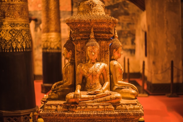 Immagine dorata del buddha in Wat Phumin a Nan, Tailandia