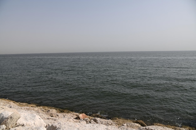 Immagine estetica del paesaggio marino in Arabia Saudita, sfondo della natura, paesaggio marino calmo.