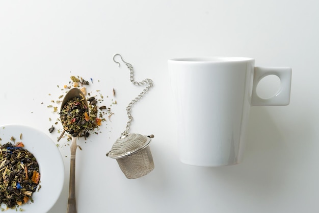 immagine estetica della tazza di teiera in metallo per tisane e miele su sfondo bianco