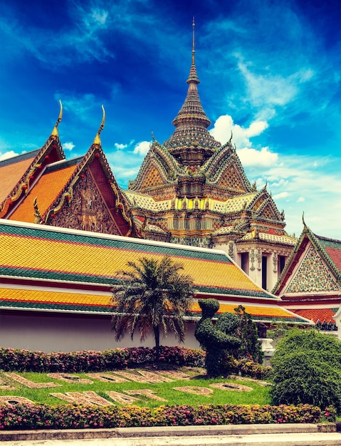 Immagine filtrata di viaggio di stile dei pantaloni a vita bassa di retro effetto d'annata del tempio buddista Wat Pho Bangkok Tailandia
