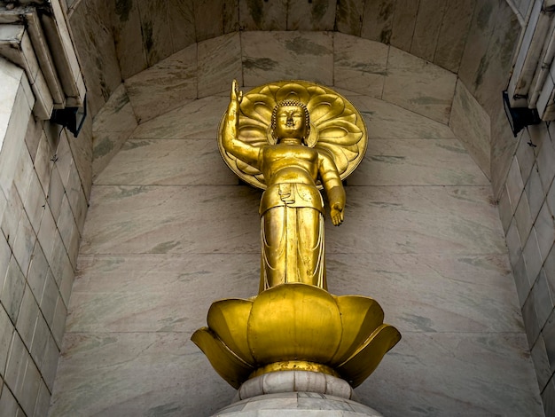 Immagine HD della statua di Budha d'oro