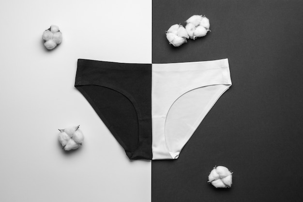 Immagine in bianco e nero di mutandine e cotone. Lingerie. Lay piatto.