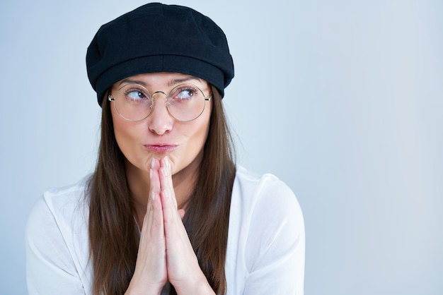 Immagine isolata di donna bruna su sfondo bianco che indossa il cappello