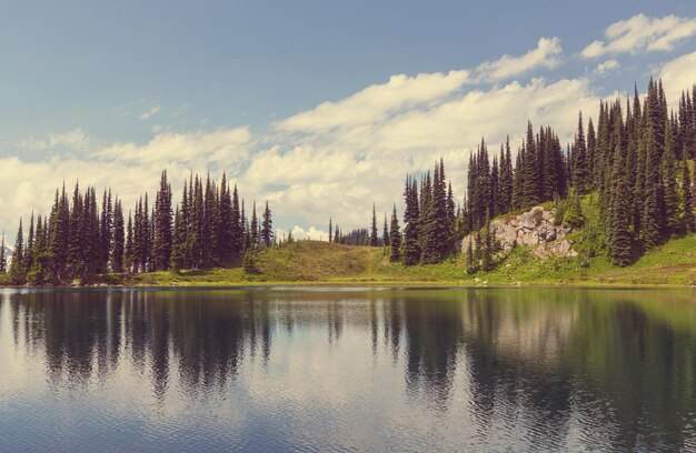 Immagine lago e Glacier Peak a Washington, USA