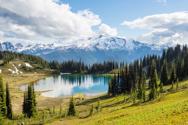 Immagine lago e Glacier Peak a Washington, USA