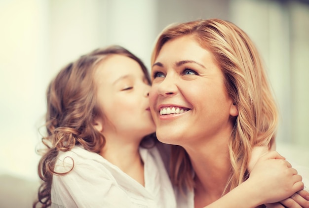 immagine luminosa di abbracciare madre e figlia