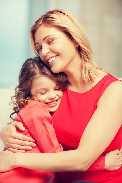 immagine luminosa di abbracciare madre e figlia